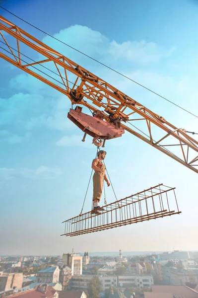 起重机控股建设与城市上空的男人. — 图库照片