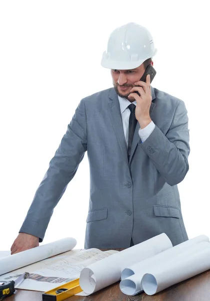 Αρχιτέκτονας μιλάει στο τηλέφωνο κλήση στο χώρο εργασίας. — Φωτογραφία Αρχείου