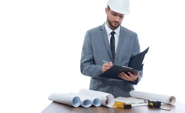 Arquitecto escribiendo informe y leyendo plan de arquitectura de edificio . — Foto de Stock