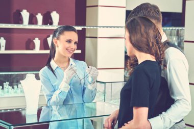 Mutlu genç çift birlikte takı seçimi