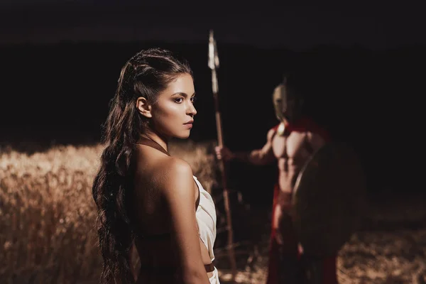 Karısı alan savaşta önce toplantı savaşçı.