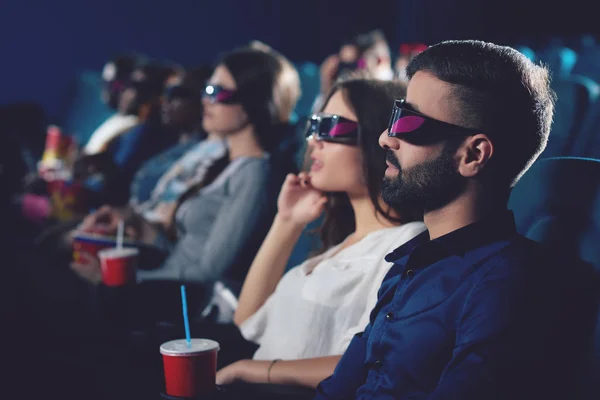 Due amici che guardano film in occhiali 3d . — Foto Stock