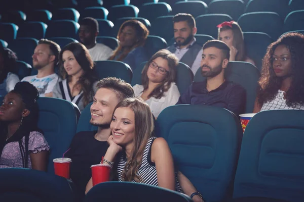 Giovane coppia che si abbraccia nel cinema e guarda film . — Foto Stock