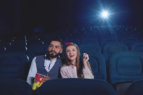 Pareja abrazando y viendo una película divertida en el cine . —  Fotos de Stock