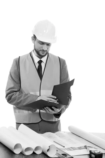 Ingeniero masculino en un casco protector y un oeste seguro en el estudio — Foto de Stock