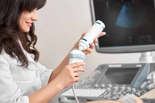 Leende läkare klämma ur röret gel förfarande för ultraljud. — Stockfoto