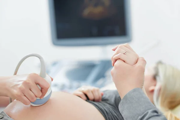 Orvos által a terhes nő ultrahang szűrés. — Stock Fotó