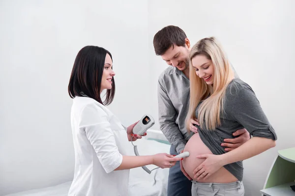 Orvos diagnosztizálása babys szívverés, a terhes nők. — Stock Fotó