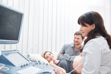 Doktor hamile kadın tanısı ultrason cihazlar kullanılıyor.