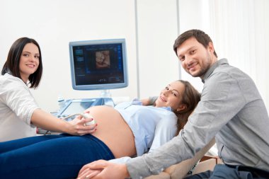 Çocuk bekliyor ve ultrason ile tanılama anne.