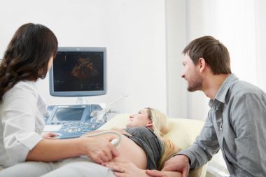 Bekliyor anne bebek ve ultrason tarafından tanısı.