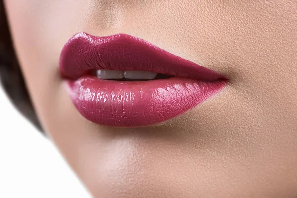 Крупный план губ женщины с помадой или блеском для губ — стоковое фото
