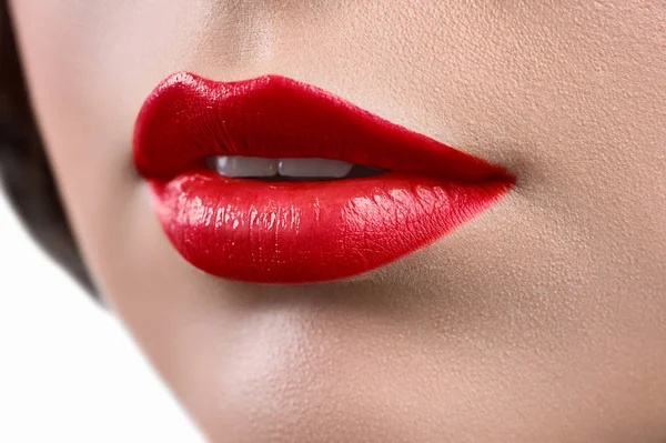 Κοντινό πλάνο της τα χείλη μιας γυναίκας που φορώντας κραγιόν ή lip glo — Φωτογραφία Αρχείου