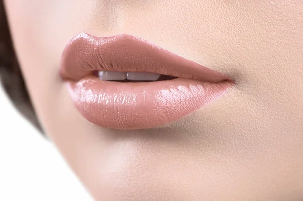 Primer plano de los labios de una mujer que usa lápiz labial o glo labial — Foto de Stock