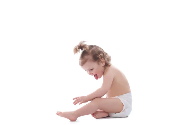 Meisje van de baby het dragen van een luier geïsoleerd op wit — Stockfoto