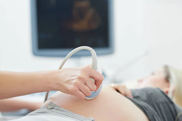 Médico usando equipamentos de ultra-som triagem de mulher grávida . — Fotografia de Stock