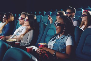 Afrikalı kız sinema salonu film izlerken.