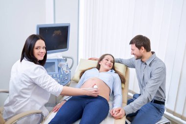 Sevgi dolu iki uzman doktor gebelik ultra ses procedu için