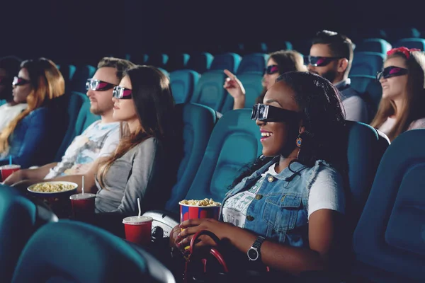 Ragazza africana guardando film in sala cinema . — Foto Stock