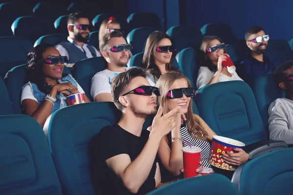 Boyfriend and gifriend watching  movie in cinema and emotionaly gesturing. — Stock Photo, Image