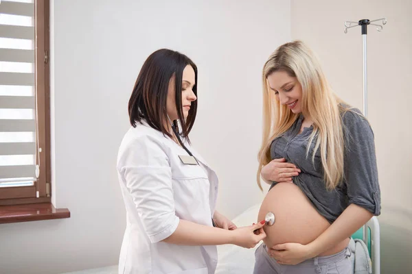 Femme enceinte ayant subi une échographie à la clinique — Photo