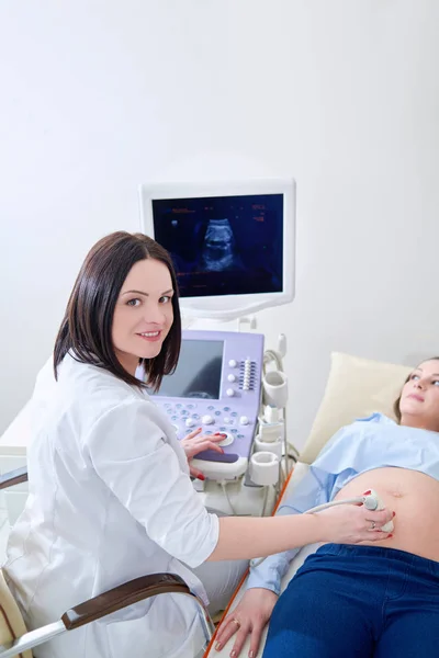 Těhotná žena s ultrazvukové skenování na klinice — Stock fotografie