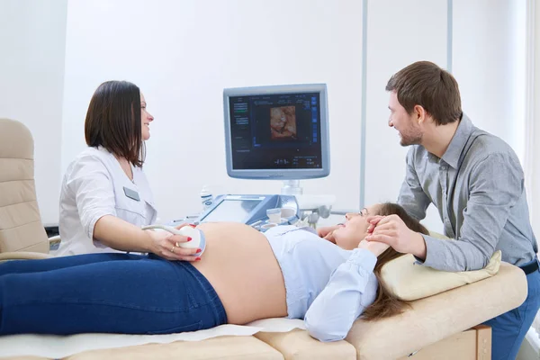 Szerető pár kezelőorvos terhesség ultra hang procedu — Stock Fotó