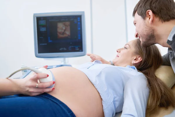 爱夫妇主诊医生为怀孕超声音程序的 — 图库照片