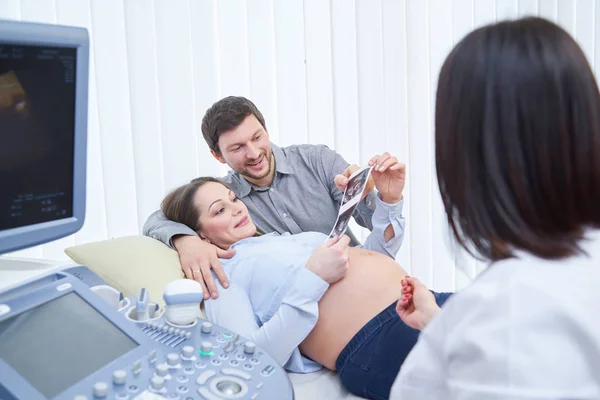 Casal amoroso médico assistente para gravidez ultra som procedu — Fotografia de Stock