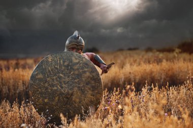 Savaşçı Spartalı saldırıda ileriye gibi.