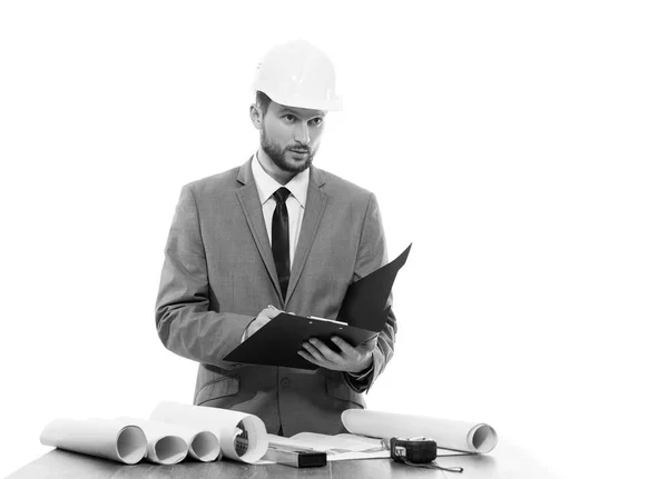 Escribir construccionista masculino profesional en su portapapeles — Foto de Stock