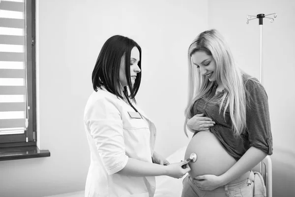 孕妇有超声波扫描在诊所 — 图库照片