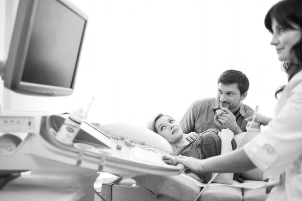 Monochrome shot of a loving pregnant couple at the hospital — Stock Photo, Image