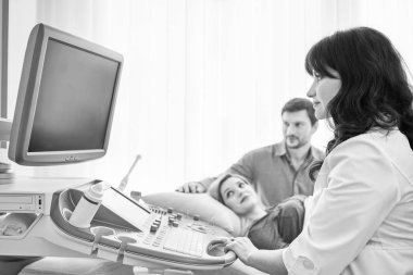 Tek renkli sevgi dolu hamile birkaç hastanede vuruldu.