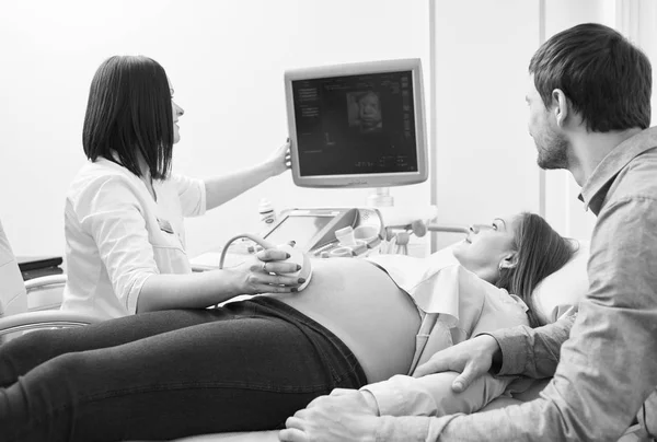 Fekete-fehér felvétel egy szerető terhes pár a kórházban — Stock Fotó