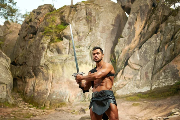 Сильний молодий воїн з мечем — стокове фото