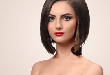 Güzel zarif genç kadın stüdyoda poz