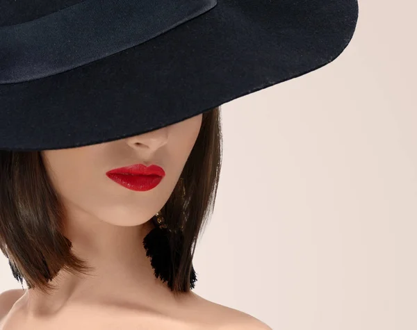 Elegante mujer de moda posando con un sombrero en el estudio —  Fotos de Stock