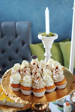 Gümüş tepsi üzerinde beyaz çikolata ile cupcakes