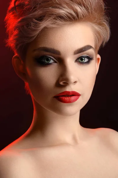 Όμορφη νεαρή ξανθιά κόκκινα χείλη γυναίκα ποζάρουν σε καλλιτεχνική κόκκινο l — Φωτογραφία Αρχείου