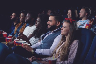 Şirket uluslararası insan sinemada film izliyor.
