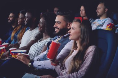 Bir grup insan modern sinema salonu film izlemek.