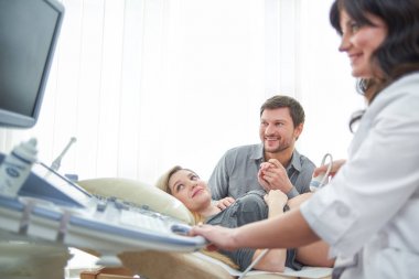 Sevgi dolu iki uzman doktor gebelik ultra ses procedu için