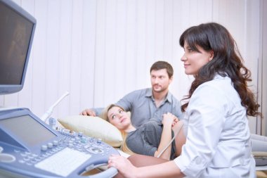 Sevgi dolu iki uzman doktor gebelik ultra ses procedu için