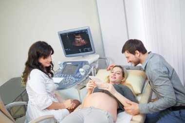 Sevgi dolu iki uzman doktor gebelik ultra ses procedu için
