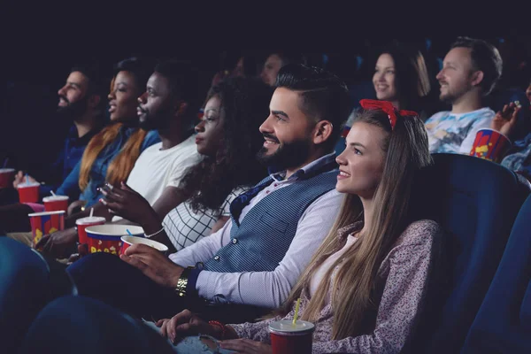 국제의 회사 사람들이 극장에서 영화를 보고. — 스톡 사진
