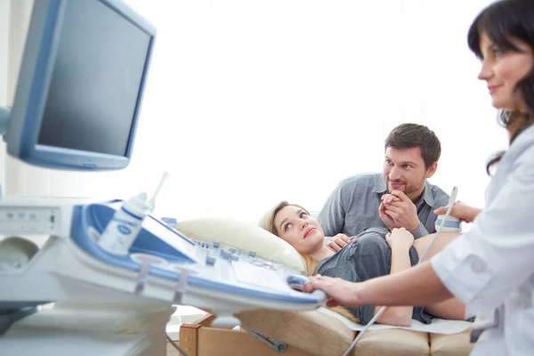 Coppia amorevole medico curante per la gravidanza procedura ultra suono — Foto Stock