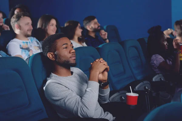 Africano uomo guardando film in 3d occhiali . — Foto Stock