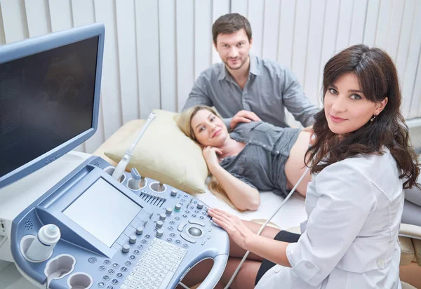 Coppia amorevole medico curante per la gravidanza procedura ultra suono — Foto Stock