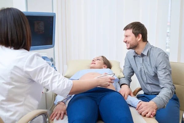 Szerető pár kezelőorvos terhesség ultra hang procedu — Stock Fotó